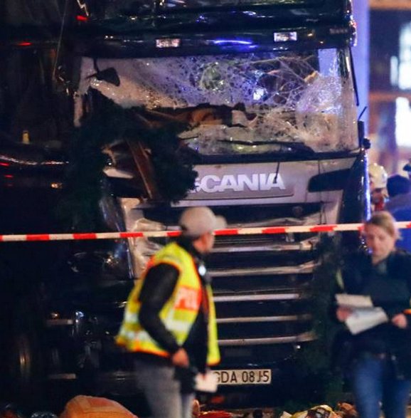 Ciężarówka na polskich blachach wjechała w tłum w Berlinie-c0ek5eixuaafle2.jpg