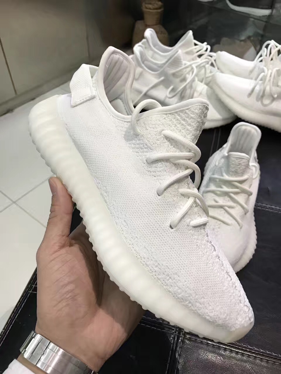 Streetwear-adidas-yeezy-boost-350-v2-triple-white-7.jpg
