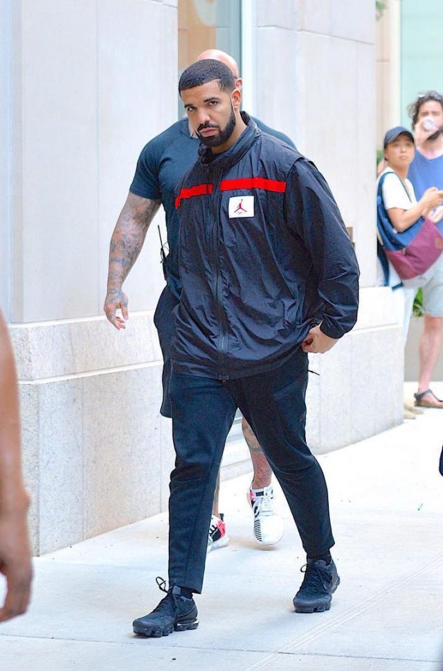 Streetwear-drake-nike-vapormax-sneakers-air-jordan-jacket.jpg