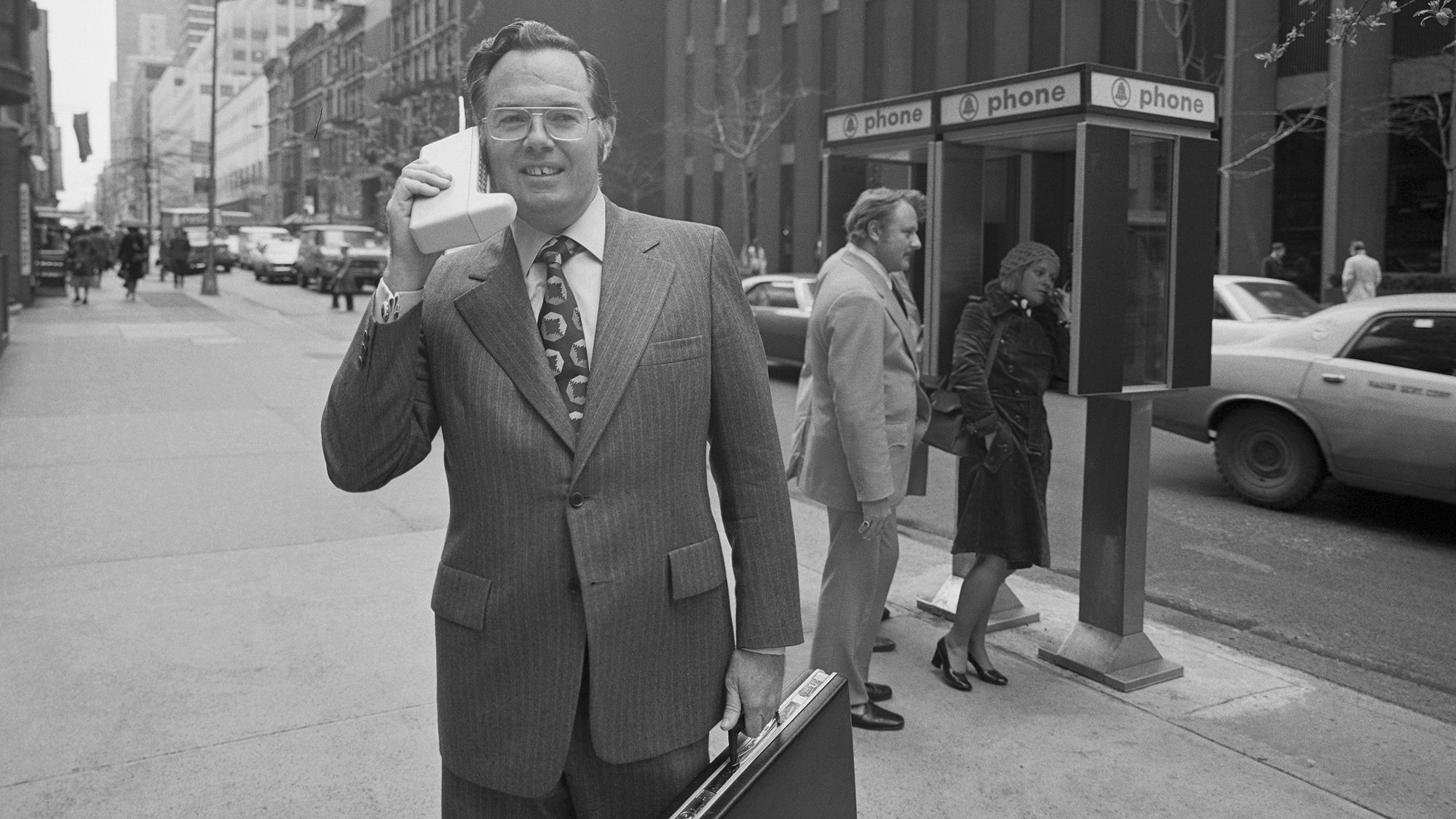 Smartfony-230331113058-john-mitchell-motorola-portable-telephone-1973-file-restricted.jpg