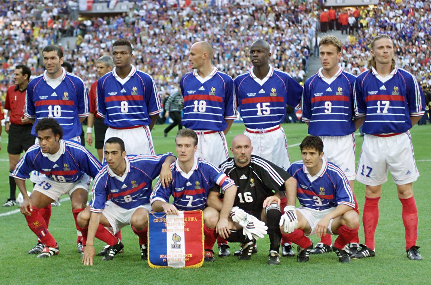 Piłka Nożna-1302986-equipe-de-france-de-football-le-12-juillet-1998-de-gauche-droite-en-haut-zidane-desa.jpg